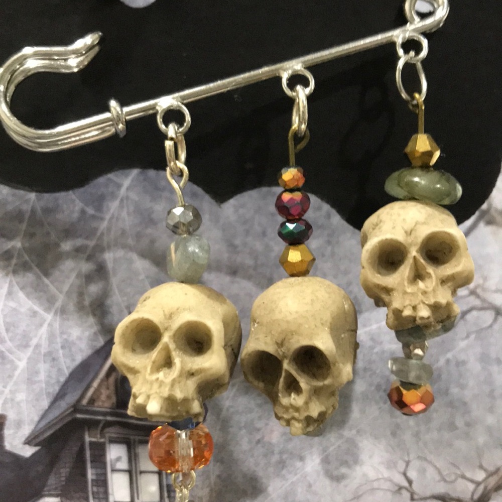 3 Skull 🧷 Brooche